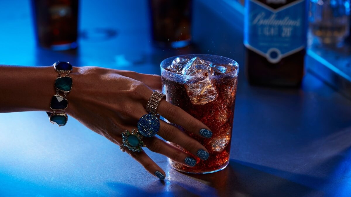 Ballantine´s Light · Mismo sabor y mitad de alcohol by Grupo Tabarca ballantines light whisky blended escoces distribucion de bebidas y alimentacion grupo tabarca alicante copa